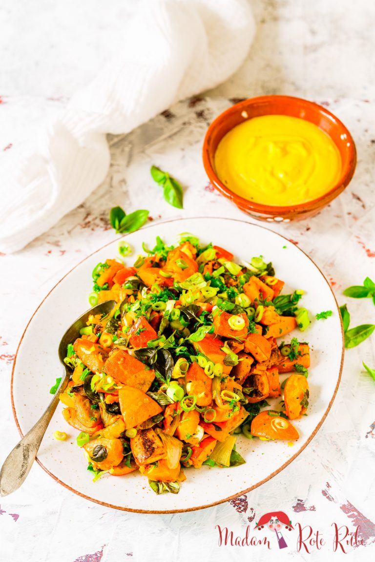 Pikanter Ofenkürbis mit Möhren-Sesam-Dip - Madam Rote Rübe Pikanter Ofenkürbis mit Möhren-Sesam-Dip - Madam Rote Rübe