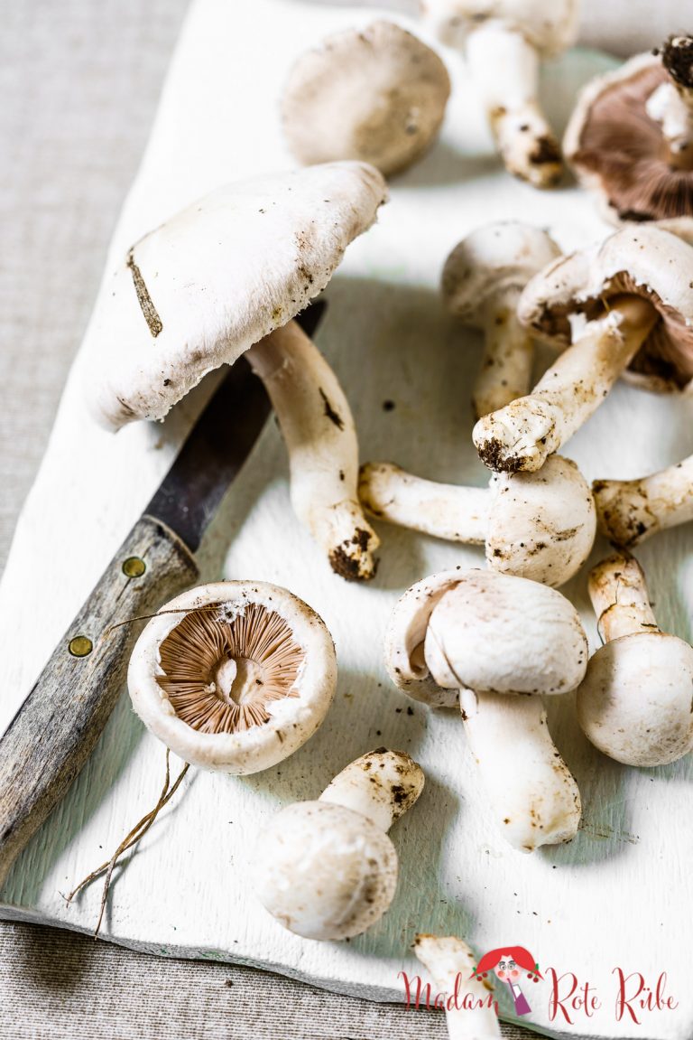 Gebratene Pilze mit Tomaten auf Röstbrot - Madam Rote Rübe