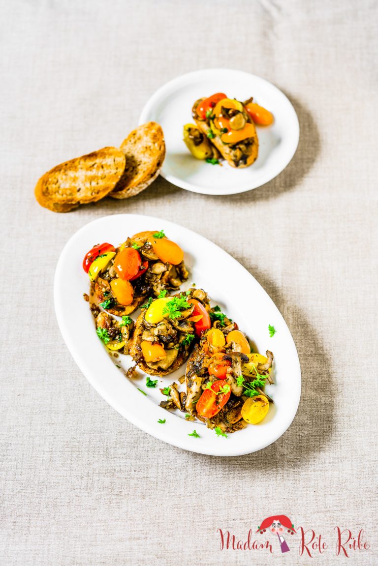 Gebratene Pilze mit Tomaten auf Röstbrot - Madam Rote Rübe