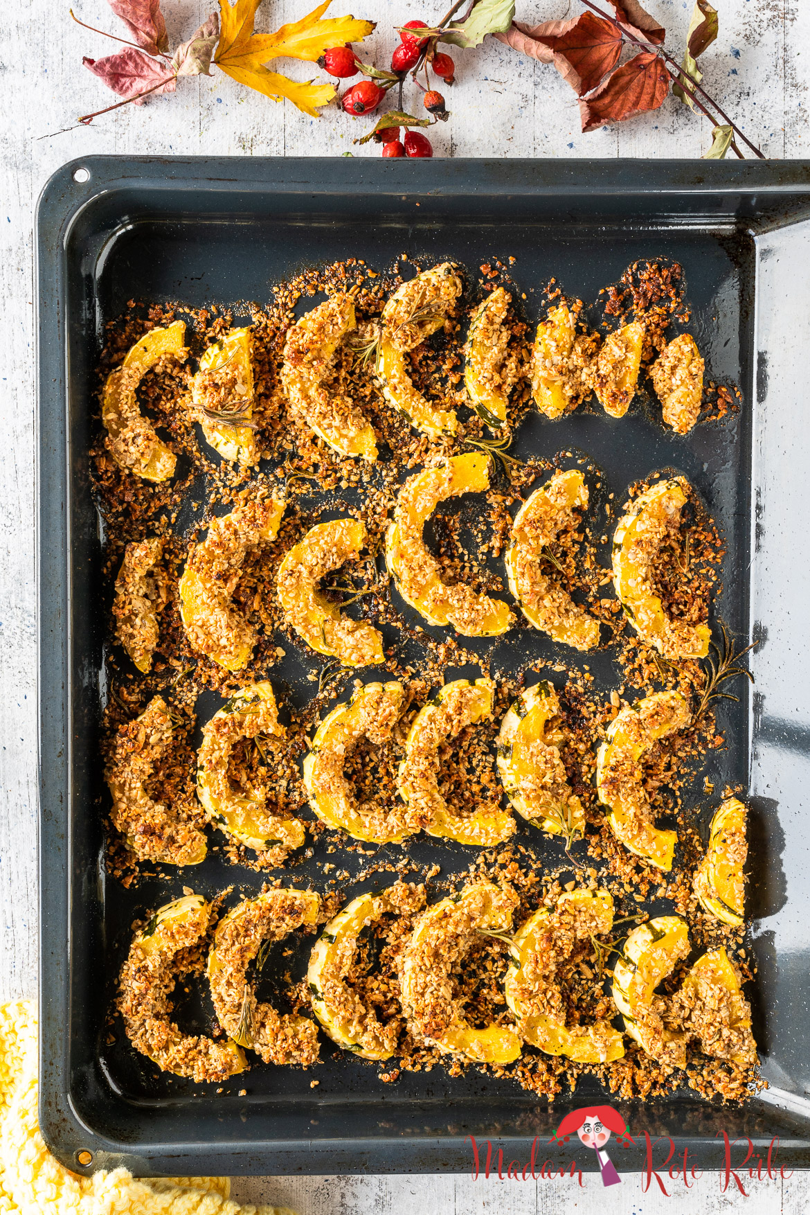 Madam Rote Rübe – Gerösteter Delicata-Kürbis mit würzigem Hafer-Crunch Madam Rote Rübe - Gerösteter Delicata-Kürbis mit würzigem Hafer-Crunch