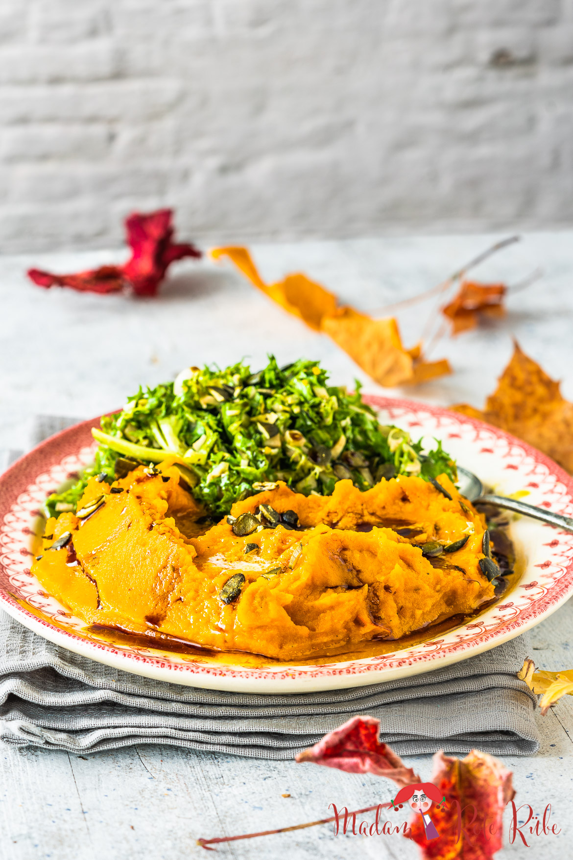 Butteriges Kürbispüree mit Endiviensalat und Kürbiskernöl - Madam Rote Rübe