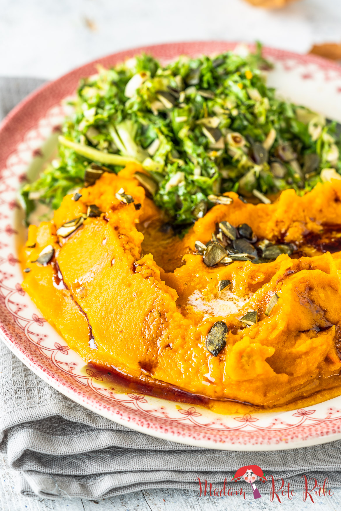 Butteriges Kürbispüree mit Endiviensalat und Kürbiskernöl - Madam Rote Rübe