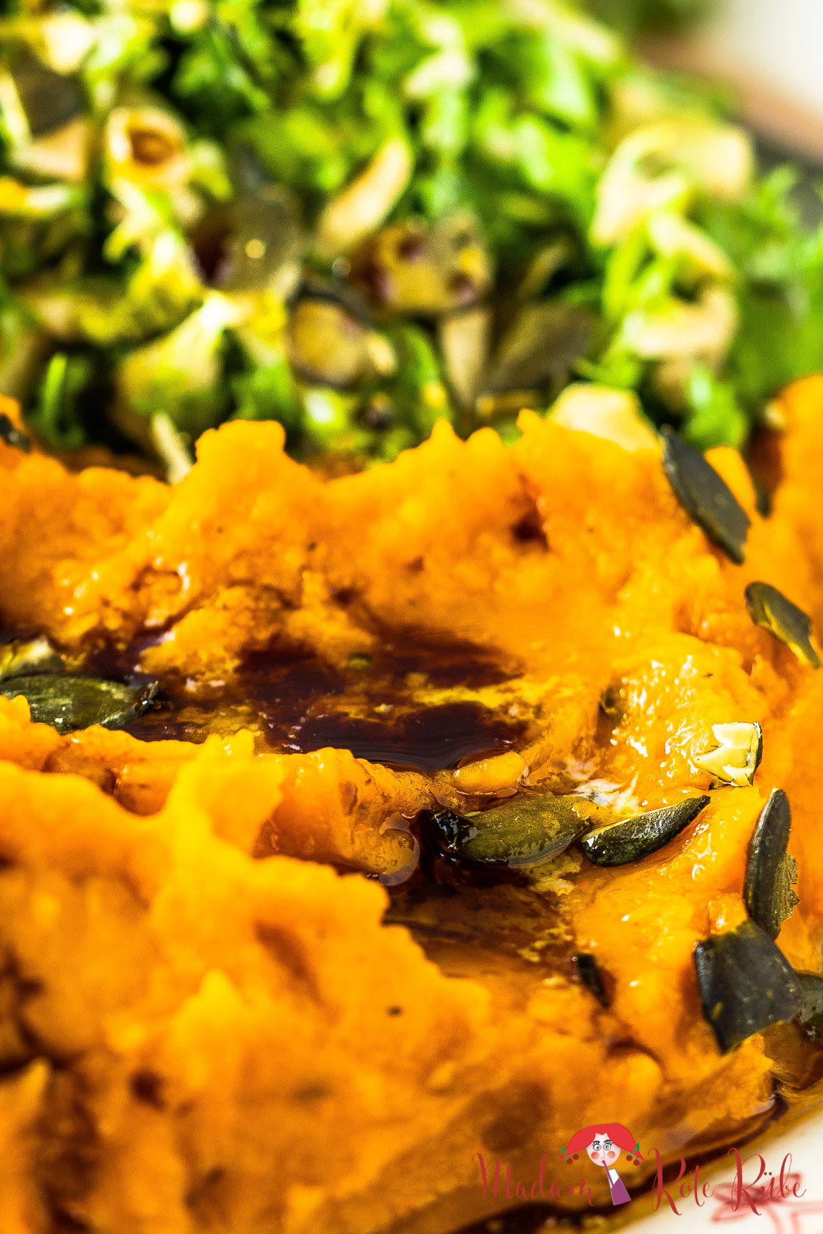 Butteriges Kürbispüree mit Endiviensalat und Kürbiskernöl - Madam Rote Rübe