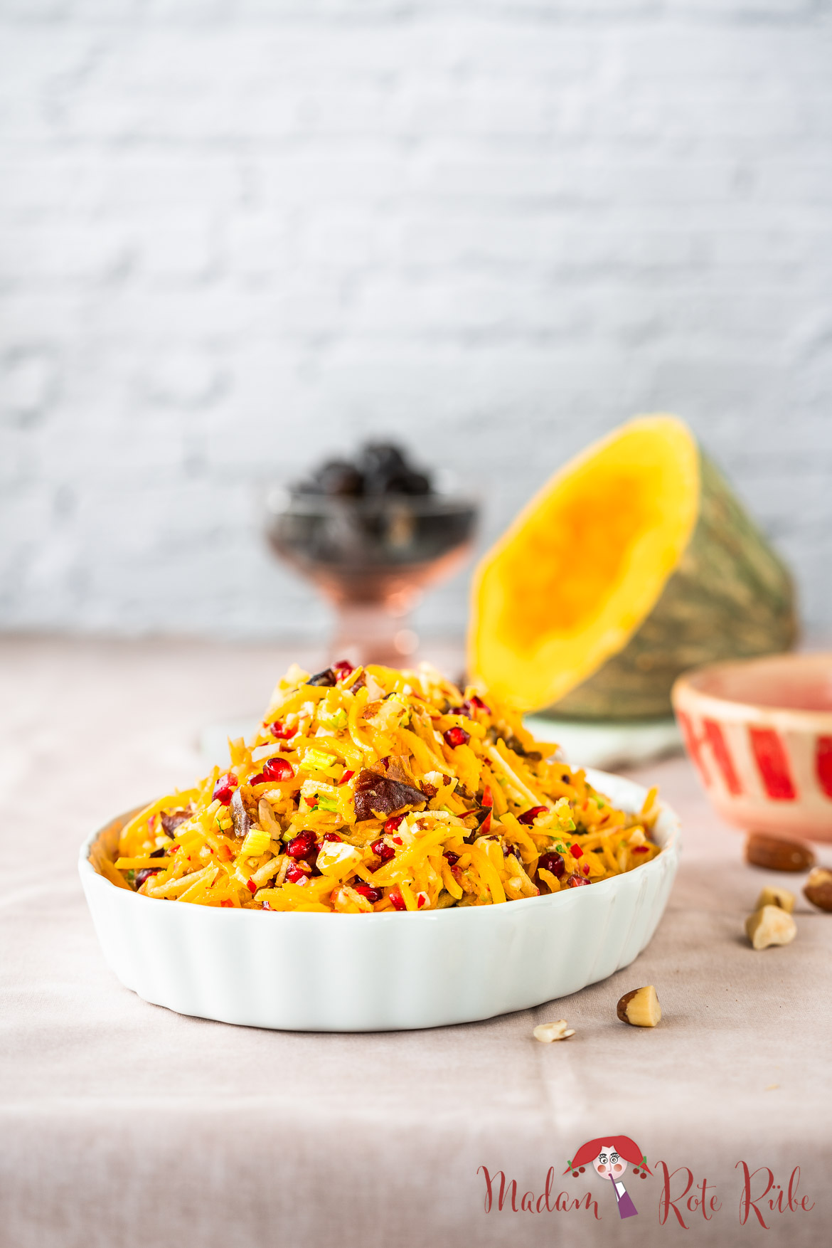 Madam Rote Rübe - Roher Kürbissalat mit Granatapfelkernen und Paranüssen