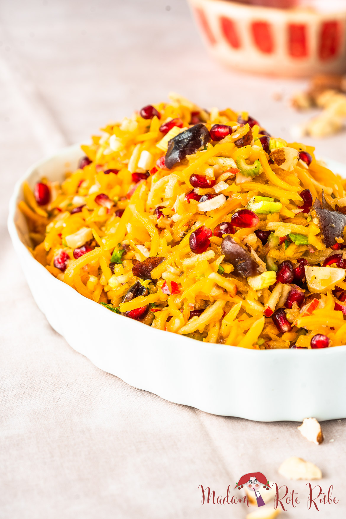 Roher Kürbissalat mit Granatapfelkernen und Paranüssen - Madam Rote Rübe