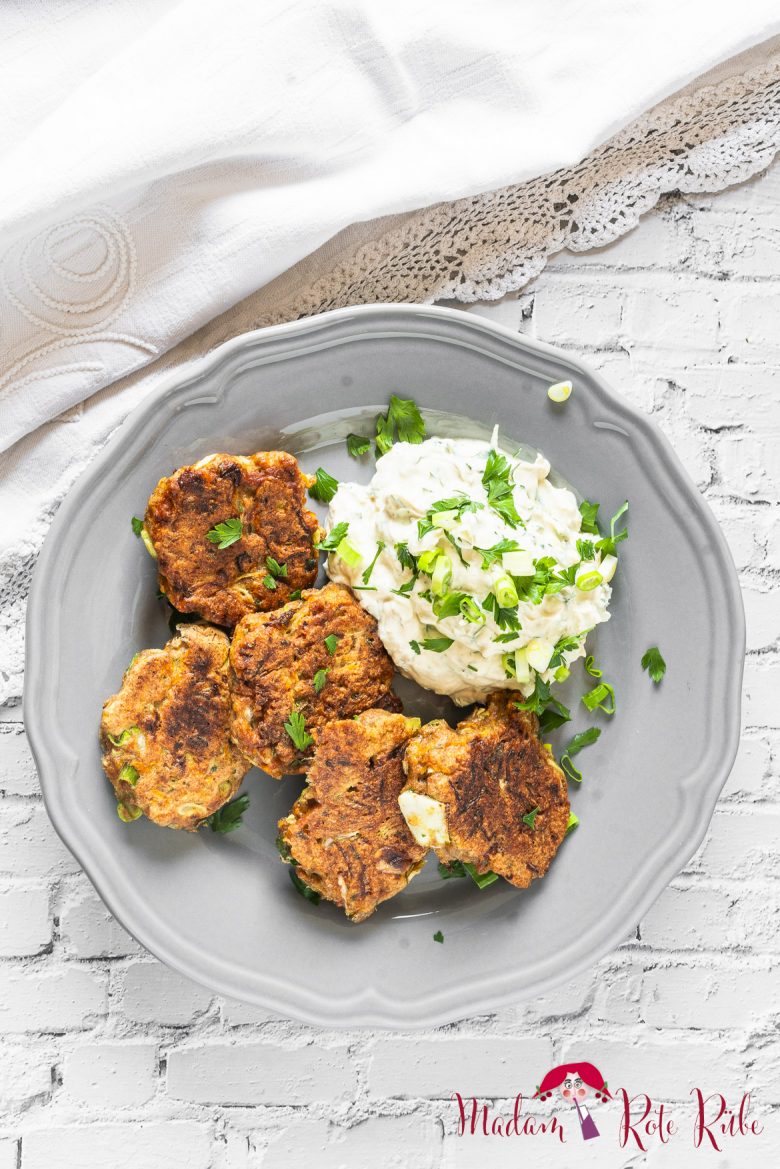 Gemüse-Laibchen mit Miso-Kräuterquark - Madam Rote Rübe