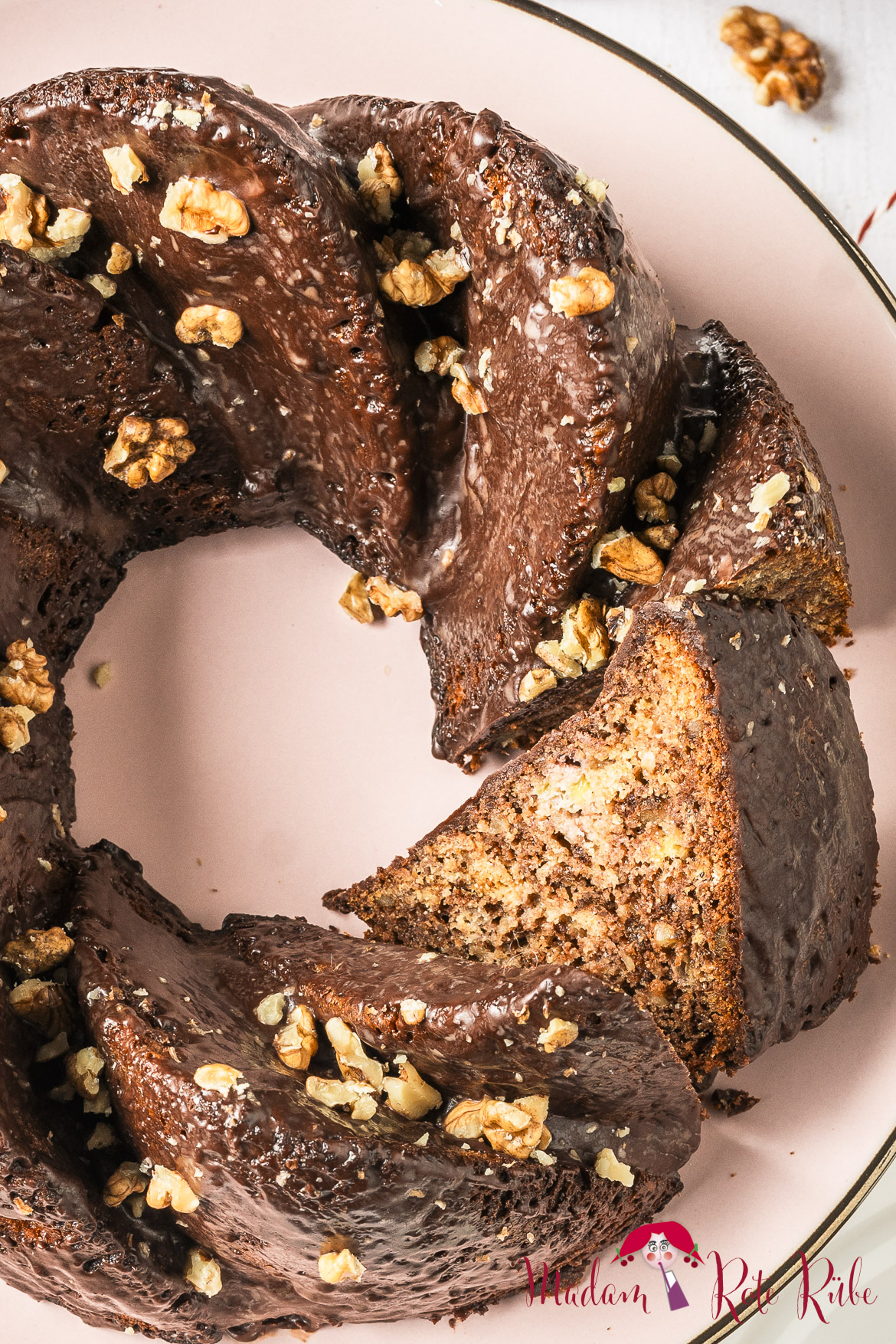 Madam Rote Rübe - Bananen-Walnuss-Vollkorn-Gugelhupf mit Schokoguss