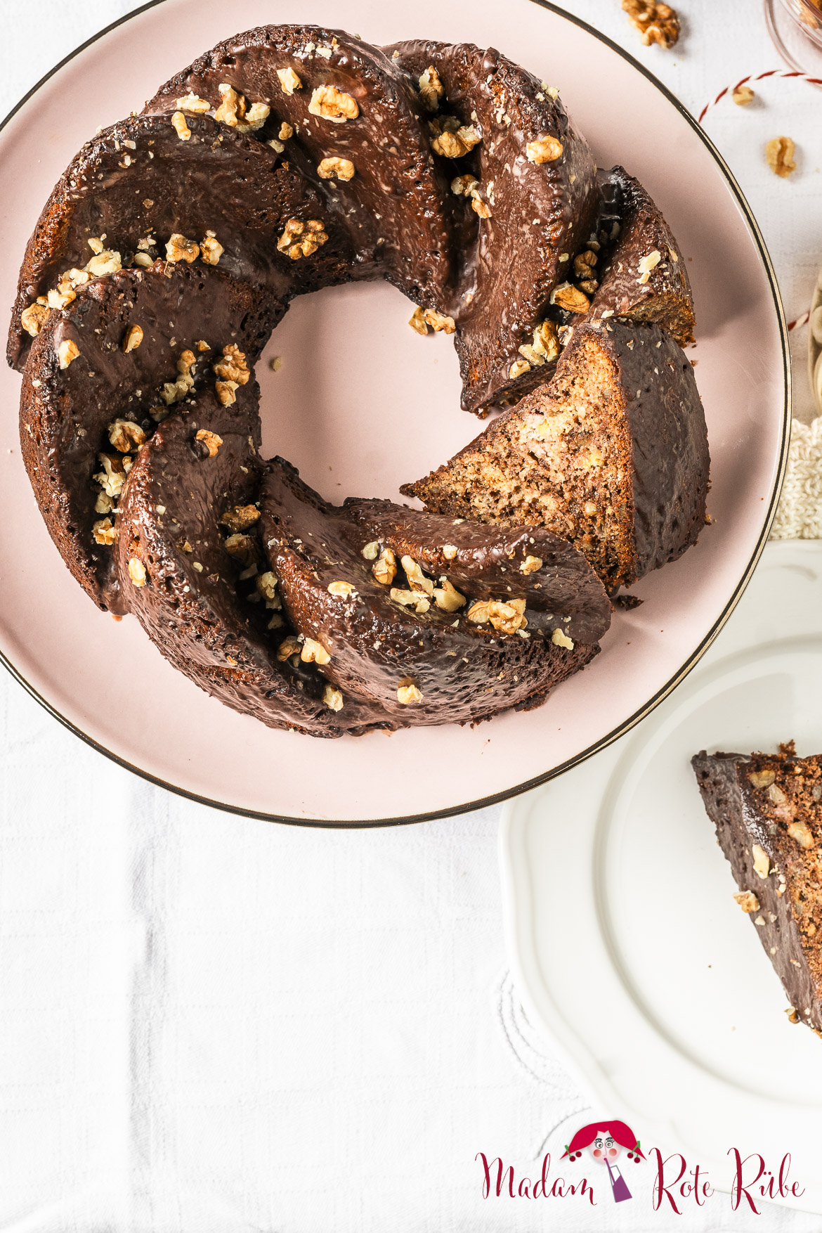Madam Rote Rübe - Bananen-Walnuss-Vollkorn-Gugelhupf mit Schokoguss