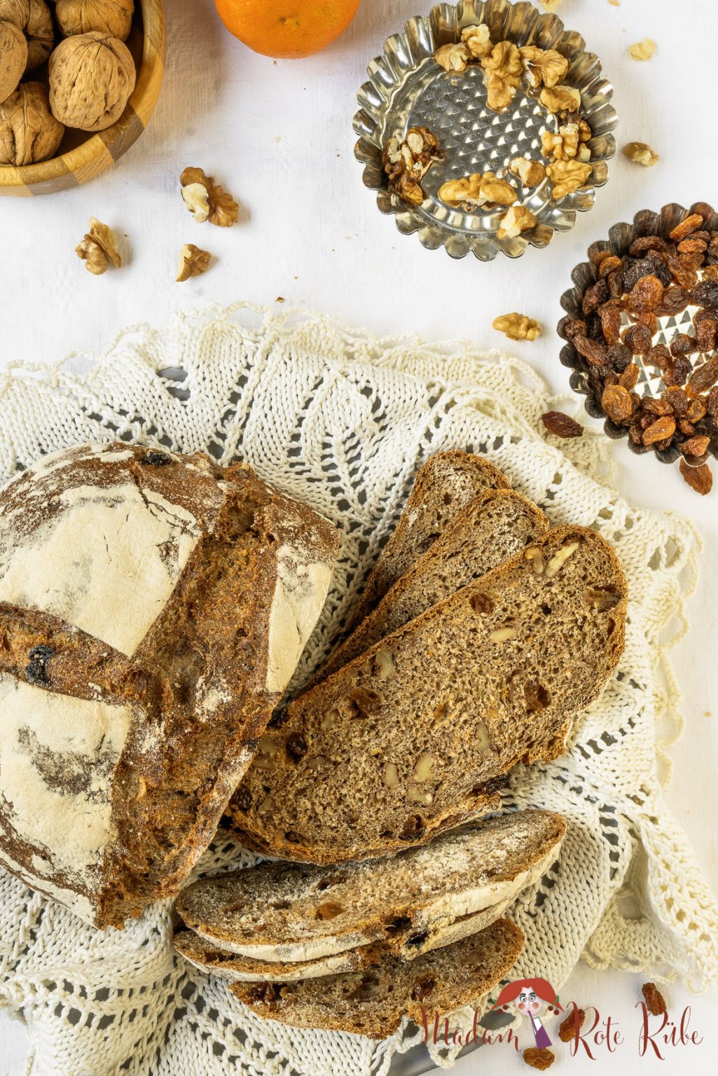 Walnuss-Orangen-Vollkornbrot mit Rosinen - Madam Rote Rübe