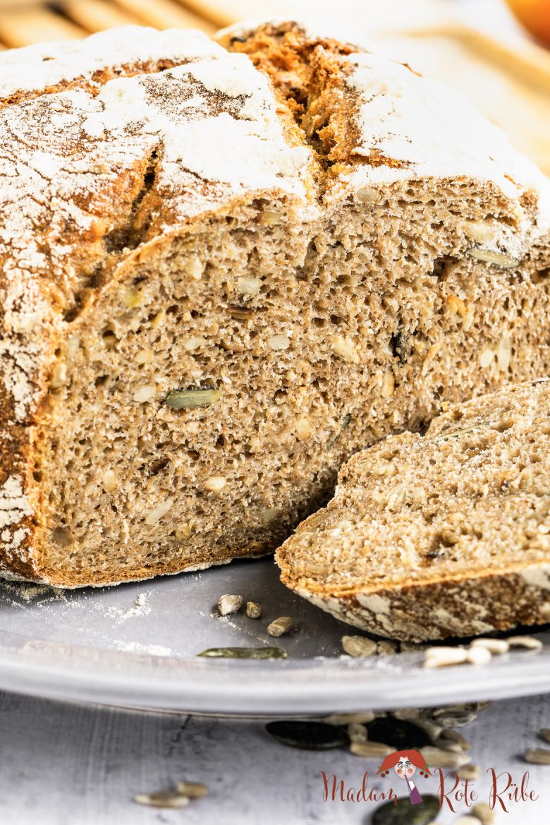 Walking-Vollkorn-Topfbrot mit Apfel und Kernen - Madam Rote Rübe