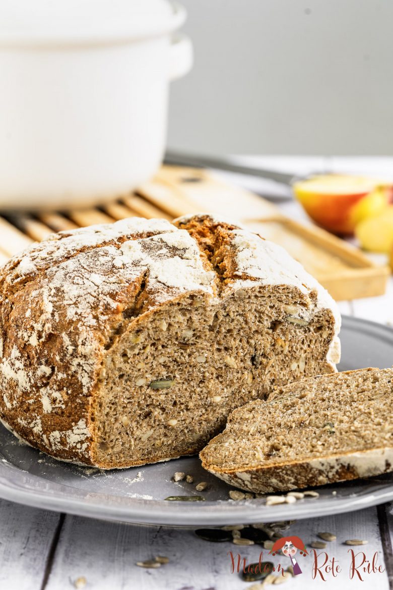 Walking-Vollkorn-Topfbrot mit Apfel und Kernen - Madam Rote Rübe