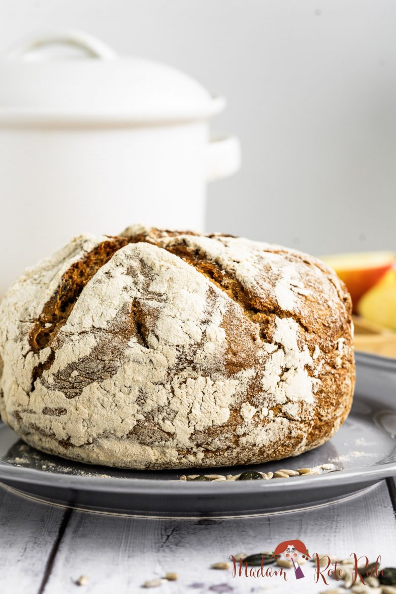 Walking-Vollkorn-Topfbrot mit Apfel und Kernen - Madam Rote Rübe