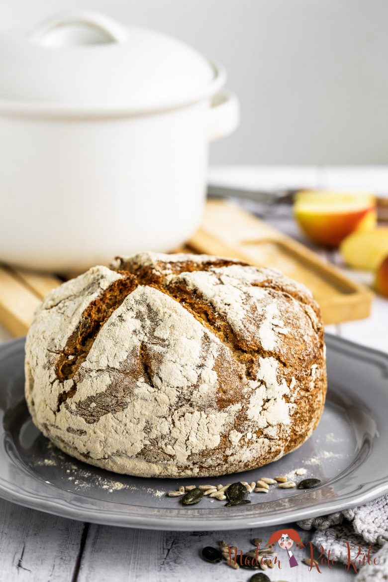Walking-Vollkorn-Topfbrot mit Apfel und Kernen - Madam Rote Rübe
